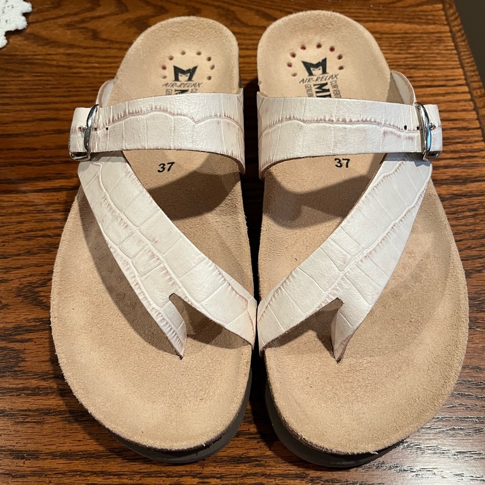 Mephisto sandals are genuine leather, air relax sole. Size 37 (size7), ivory